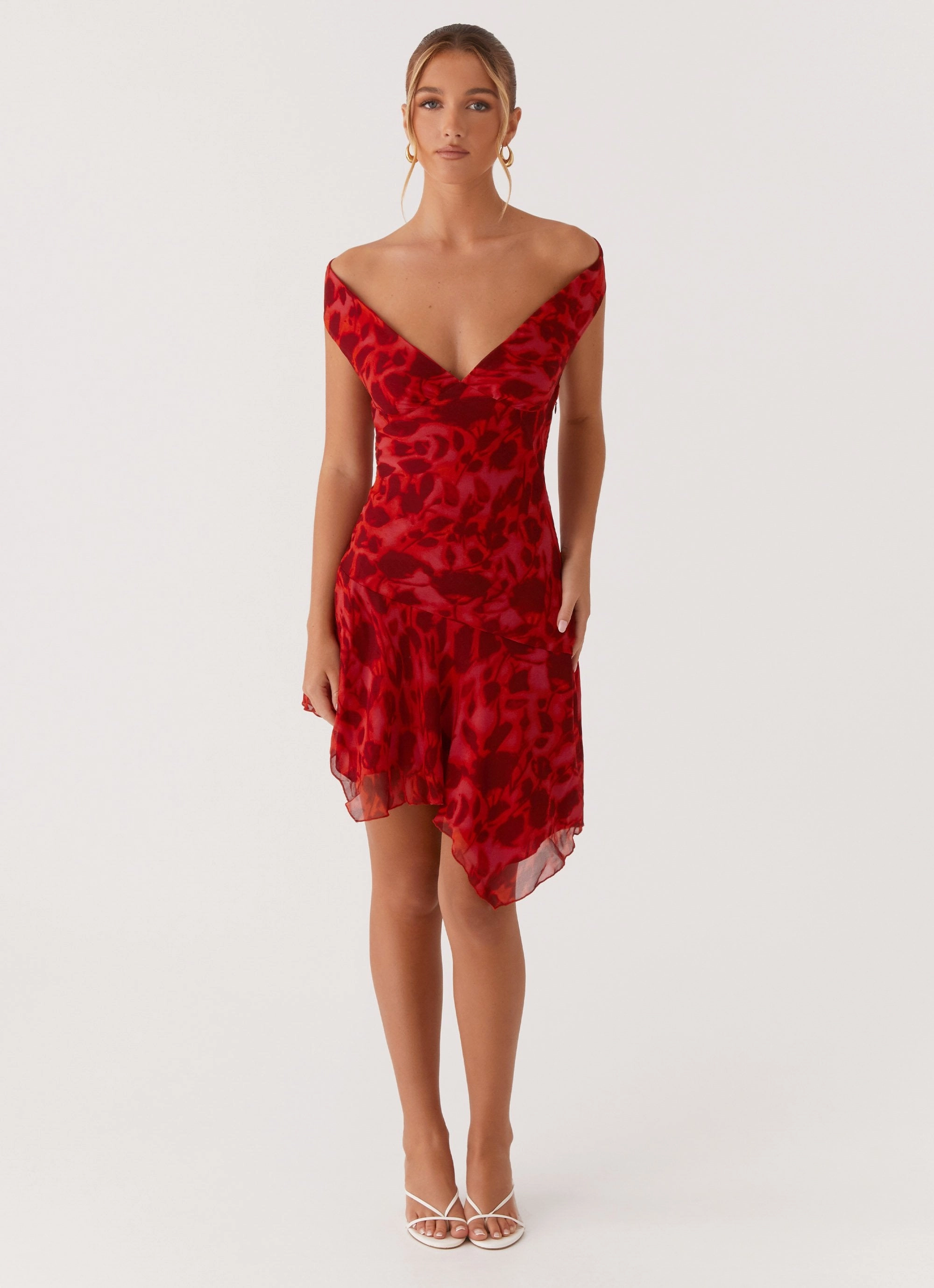 Chic and Cozy Runway-Ready Alma Mini Dress - Deep Red Floral