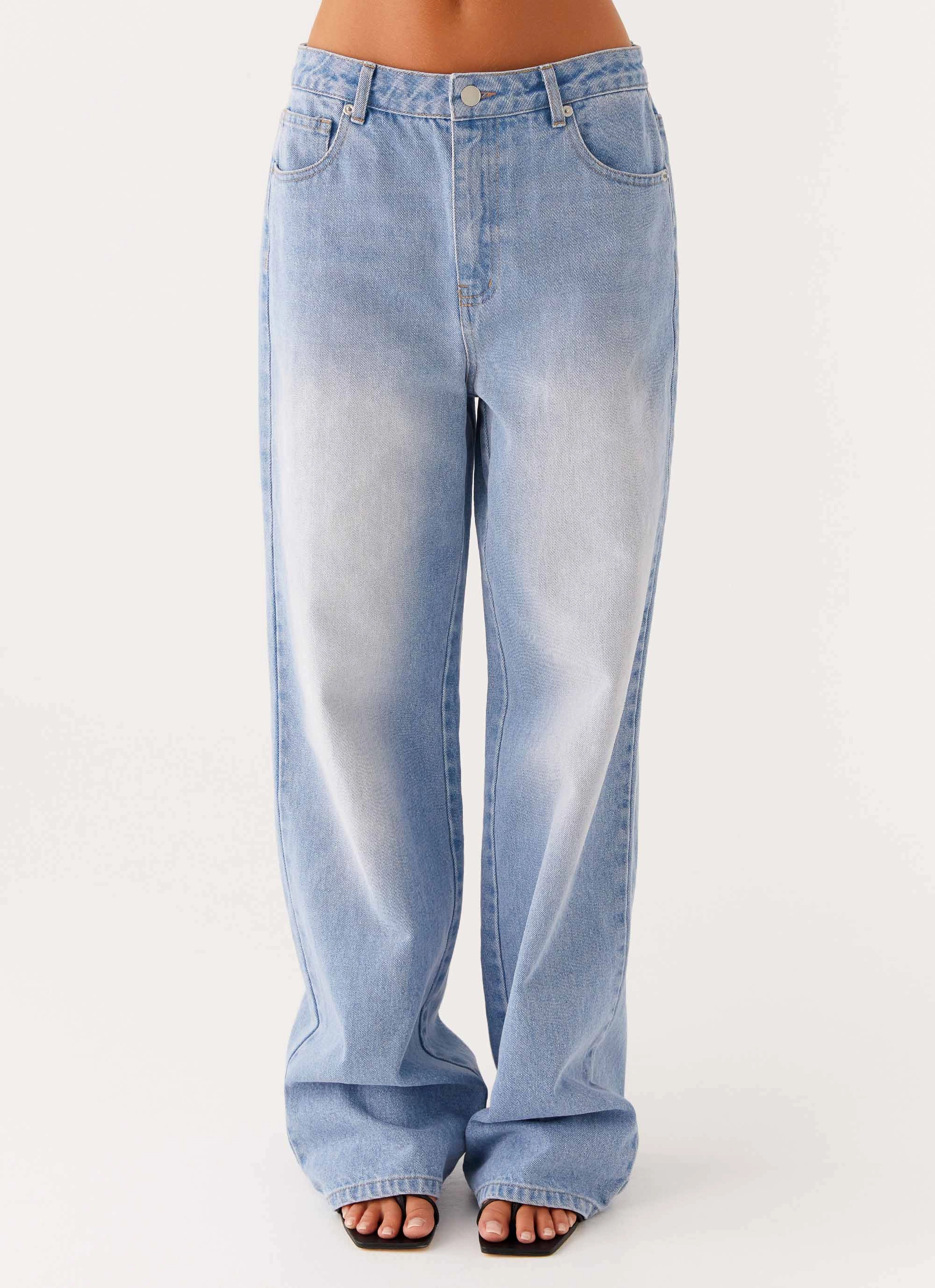 Minimalist Traveler Gear Bold Look Back Again Straight Leg Denim Jeans - Light Wash Blue