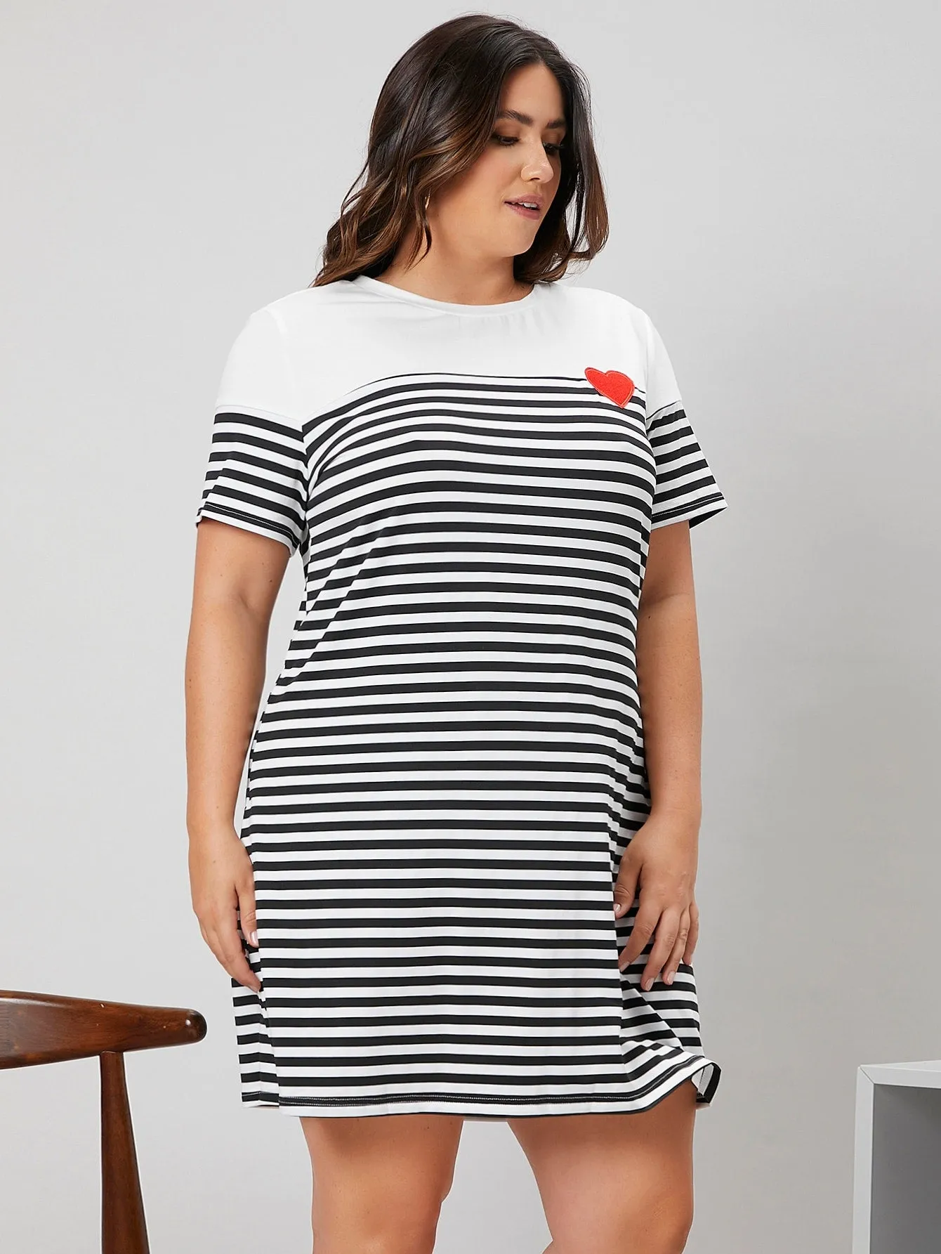 Casual Striped Embroidery Short Sleeve Round Neck Straight Natural Short Plus Size Dress