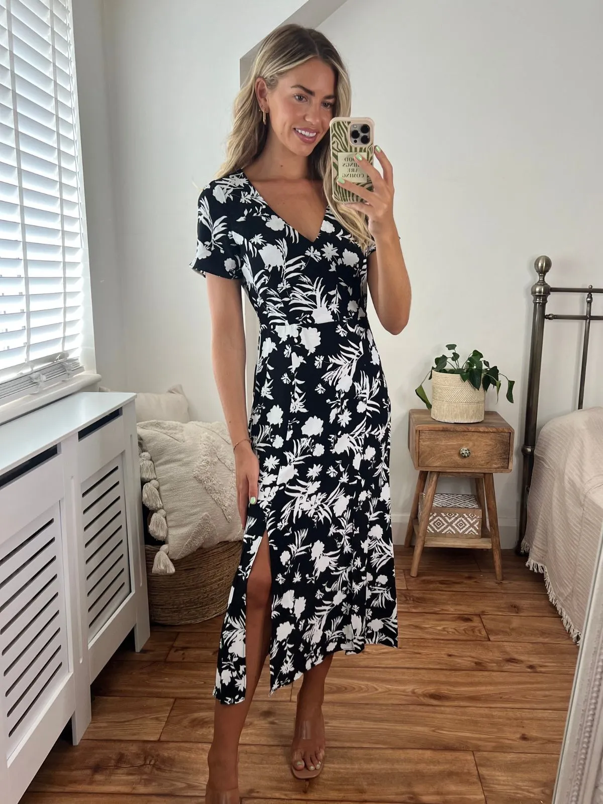 Winnie V Neck Midi Dress / Mono Floral Satin-Sleeve