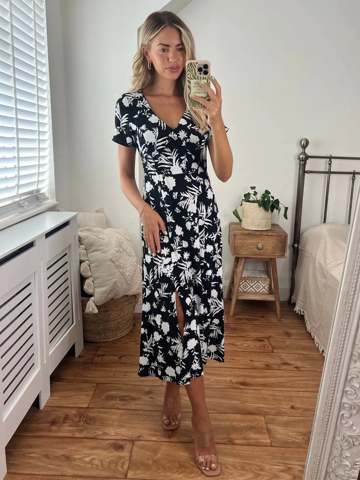 Winnie V Neck Midi Dress / Mono Floral Cold-Shoulder