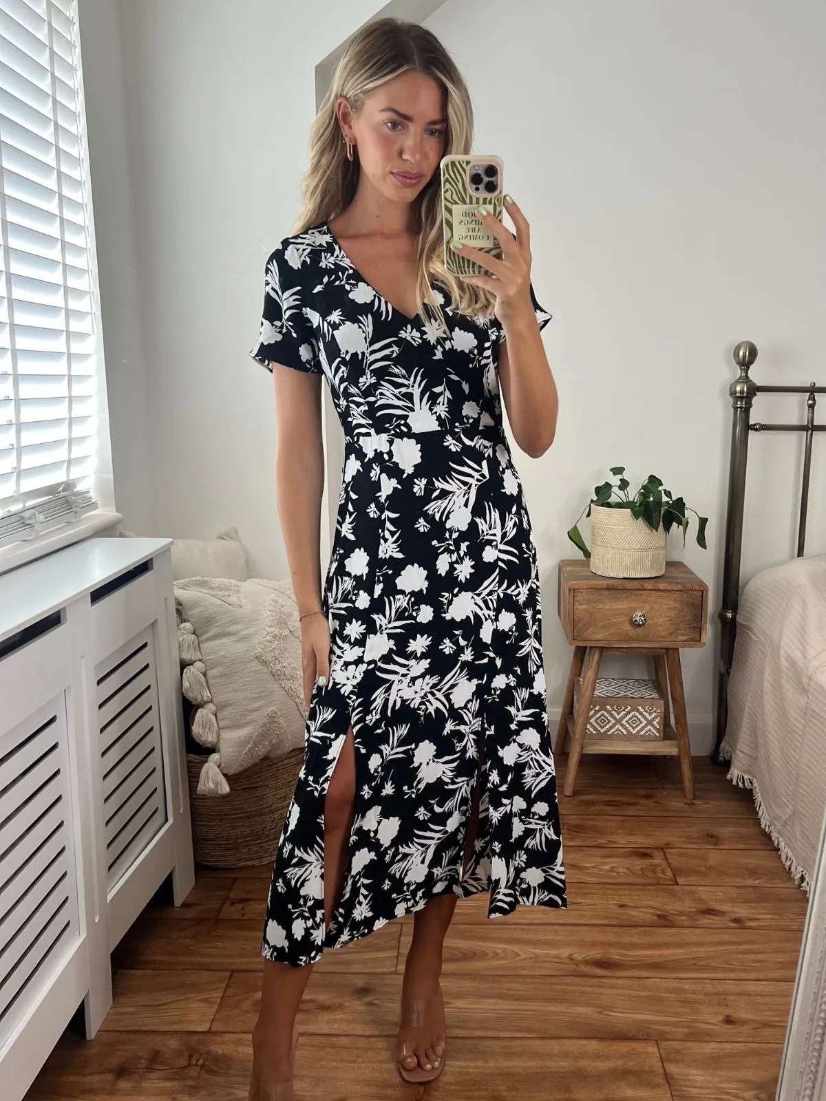 Bless Touch Winnie V Neck Midi Dress / Mono Floral