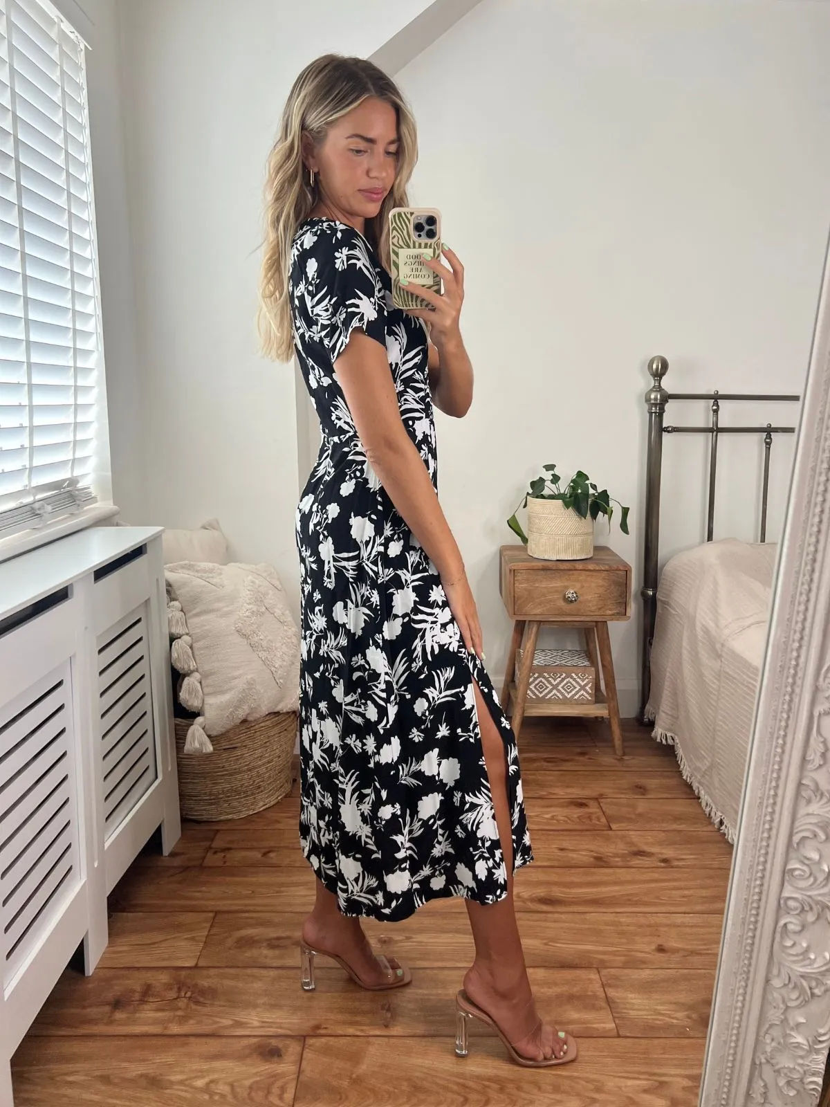 Winnie V Neck Midi Dress / Mono Floral Peace View