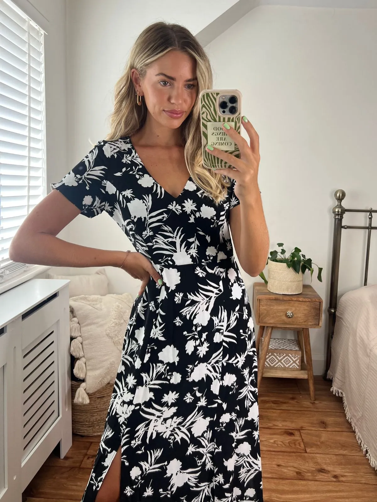 Subtle Fit Winnie V Neck Midi Dress / Mono Floral