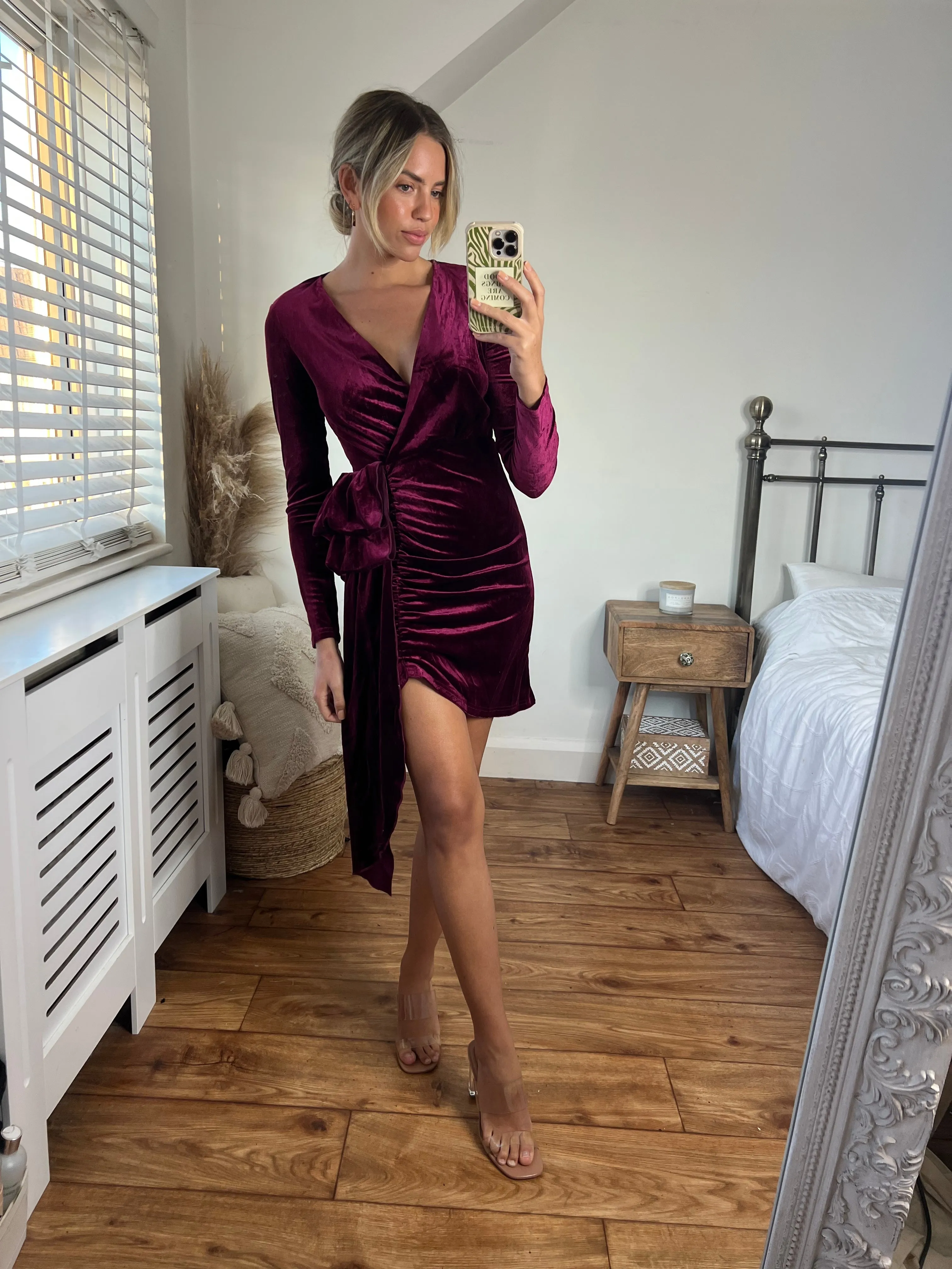 Sleeveless Cut Darcy Velvet Mini Dress / Wine