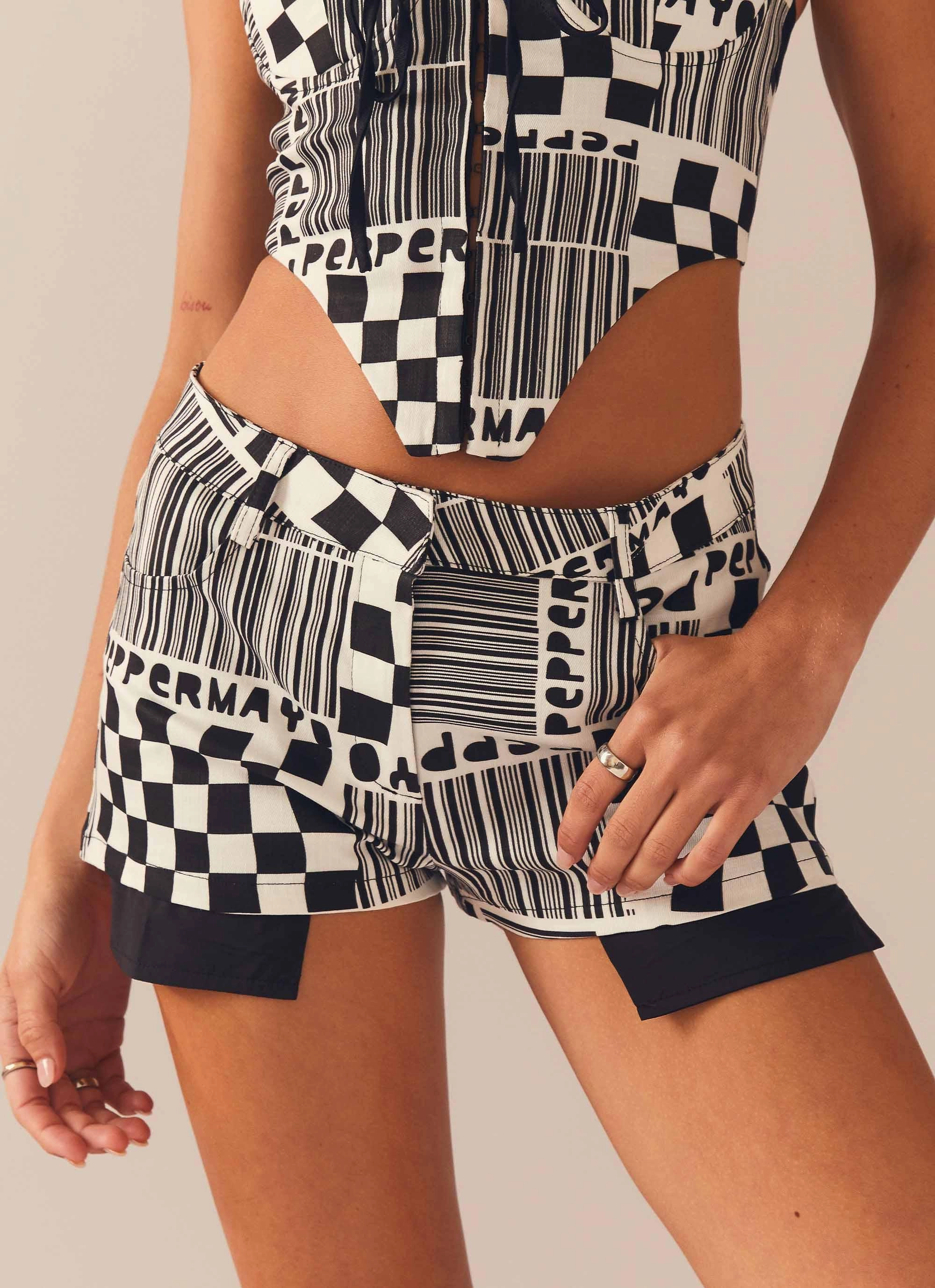 tailored look Play It Louder Shorts - Barcode