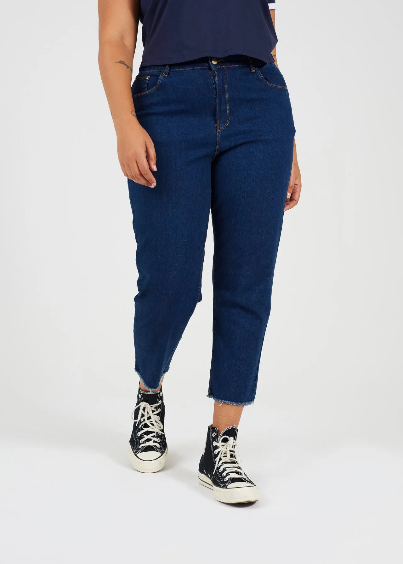 PLUS SIZE LIGHT BLUE DENIM CROPPED MOM JEANS
