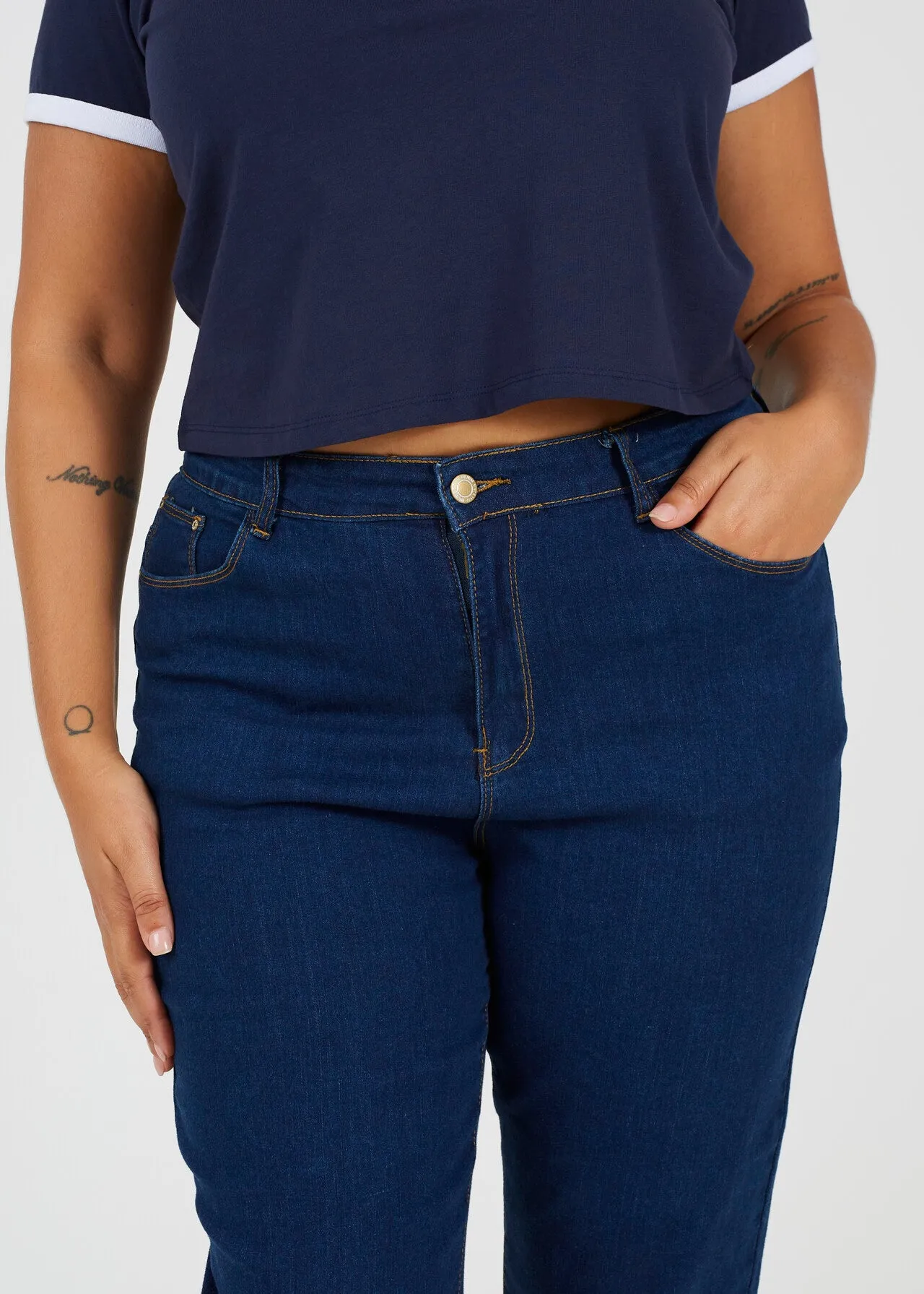PLUS SIZE LIGHT BLUE DENIM CROPPED MOM JEANS