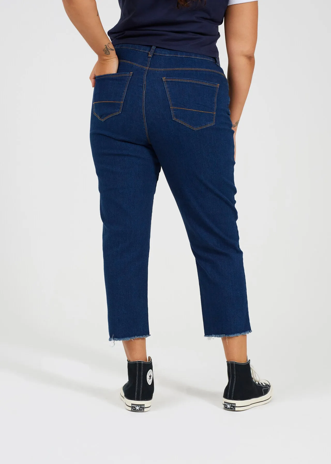 PLUS SIZE LIGHT BLUE DENIM CROPPED MOM JEANS