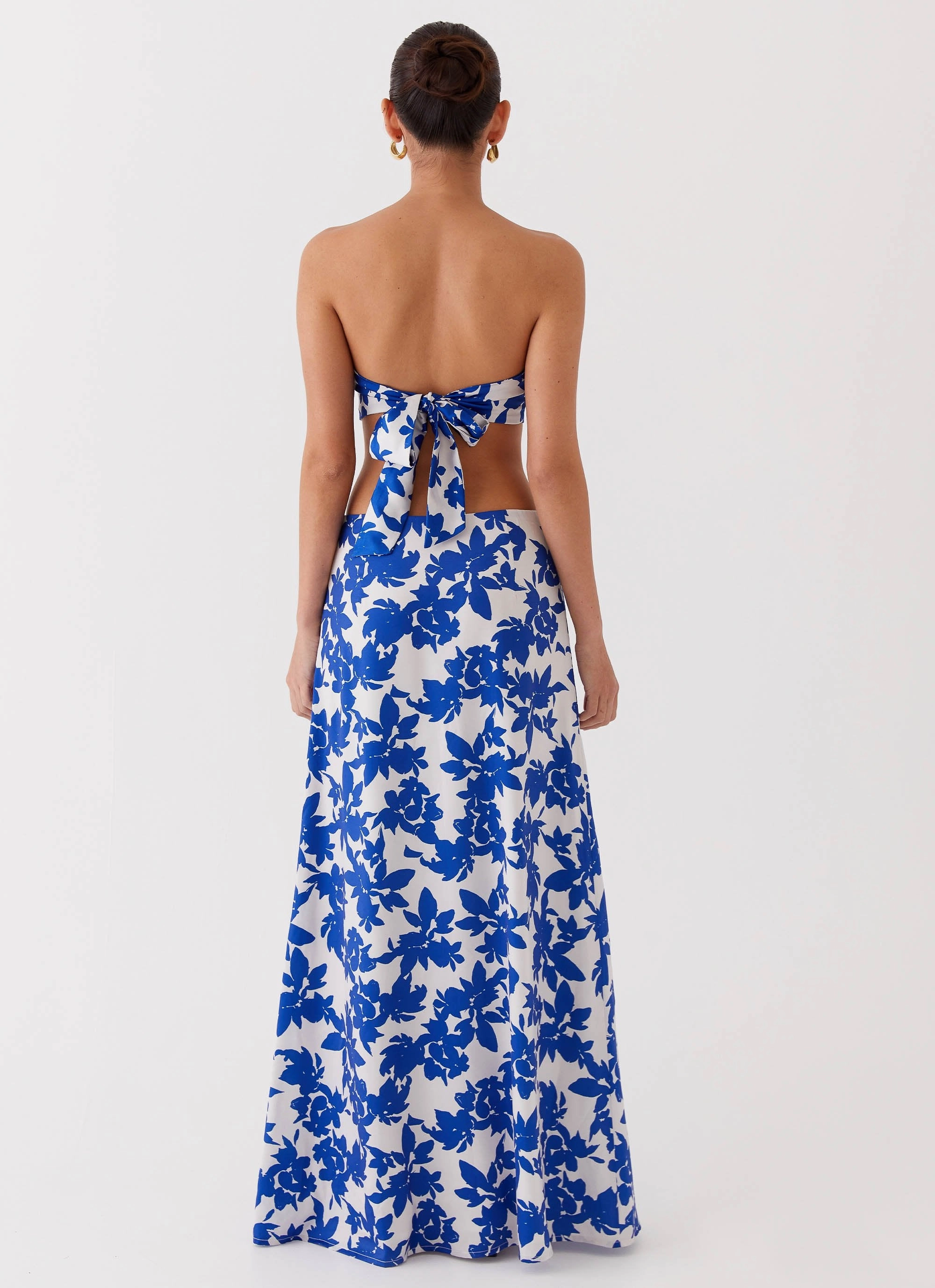 Modern Silhouette Comfort Cushion Neckline Sky Gaze Twist Top - Blue Floral